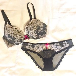 Victoria’s Secret Bra and Panty Set 32C / Small